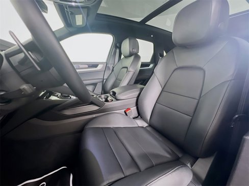 Used 2025 Porsche Cayenne image 5