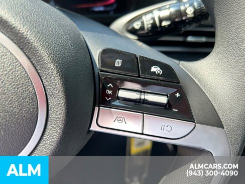 Used 2025 Hyundai Elantra SE image 28