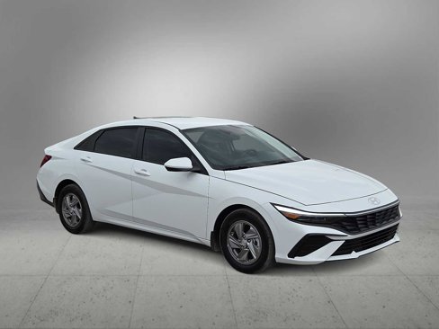 Certified 2025 Hyundai Elantra SE image 2