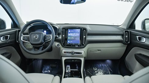 Certified 2025 Volvo XC40 B5 Plus w/ Climate Package image 15