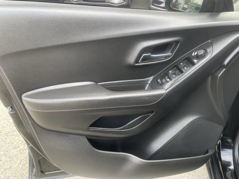 Used 2019 Chevrolet Trax LT w/ LT Convenience Package image 21