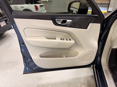 Used 2024 Volvo XC60 B5 Ultimate w/ Protection Package Premier image 10