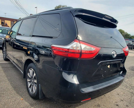 Used 2018 Toyota Sienna XLE Premium w/ Carpet Mat Package image 8