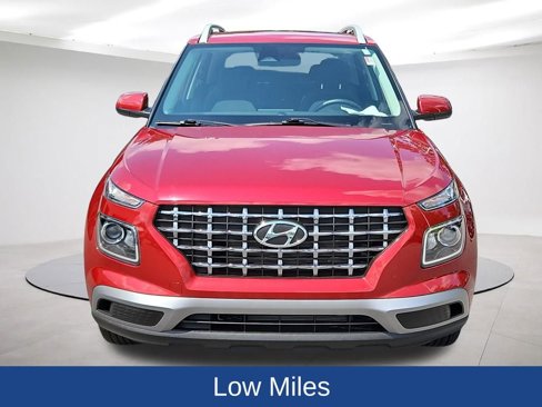 Used 2024 Hyundai Venue SEL image 2