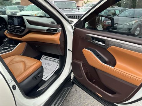 Used 2021 Toyota Highlander Platinum image 20