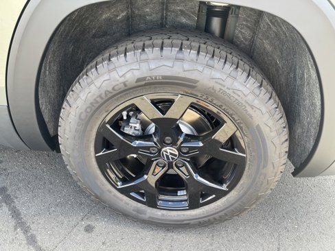 New 2025 Volkswagen Atlas Peak Edition SE image 10