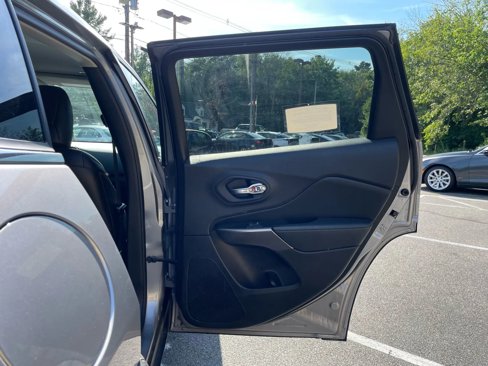 Used 2019 Jeep Cherokee Limited image 33