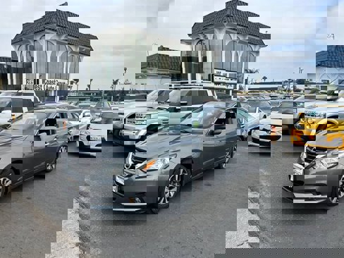 Used 2017 Nissan Altima 2.5 SV image 1