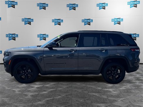Certified 2023 Jeep Grand Cherokee Altitude image 3