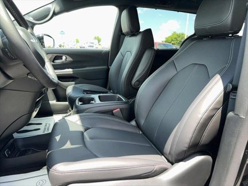 New 2025 Chrysler Voyager LX image 16