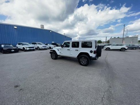 Used 2025 Jeep Wrangler Sahara image 16