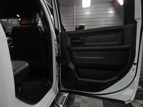 Used 2024 RAM 2500 Tradesman w/ Chrome Appearance Group image 32