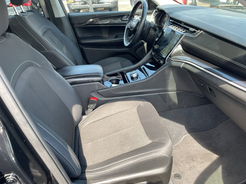 Used 2023 Jeep Grand Cherokee Laredo image 14