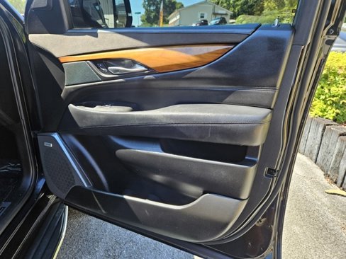 Used 2017 Cadillac Escalade ESV Luxury image 16