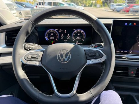 Certified 2025 Volkswagen Tiguan SE image 12