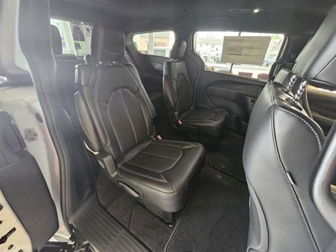 New 2026 Chrysler Voyager LX image 7