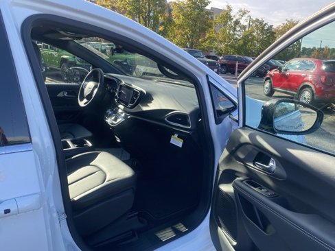 New 2026 Chrysler Voyager LX image 27