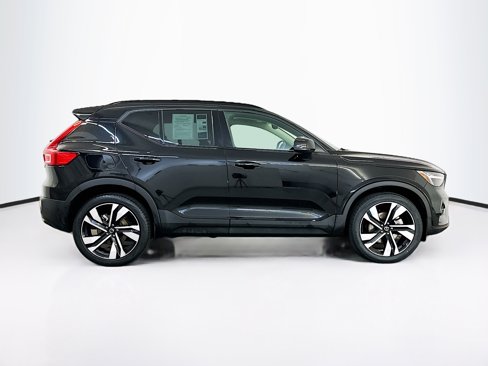 Used 2025 Volvo XC40 B5 Plus image 10