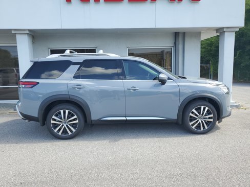 New 2025 Nissan Pathfinder Platinum image 2