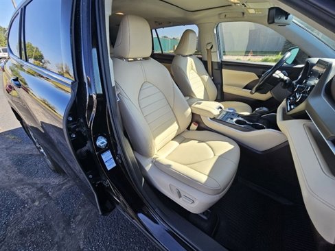 Used 2021 Toyota Highlander XLE image 18