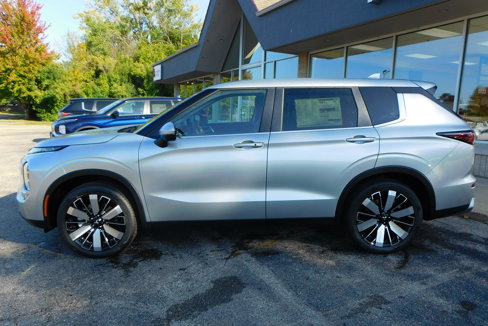 New 2025 Mitsubishi Outlander SE image 2