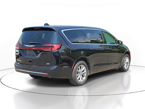 Used 2023 Chrysler Pacifica Touring-L image 4