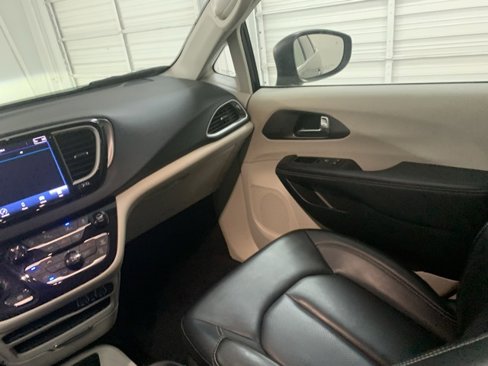 Used 2023 Chrysler Pacifica Touring-L image 10