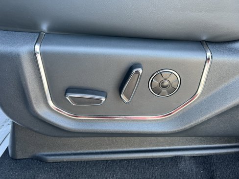 Used 2024 Ford Expedition Platinum image 11