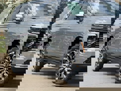 New 2026 Chevrolet Suburban High Country image 3