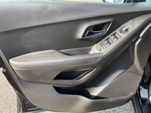 Used 2019 Chevrolet Trax LT w/ LT Convenience Package image 9