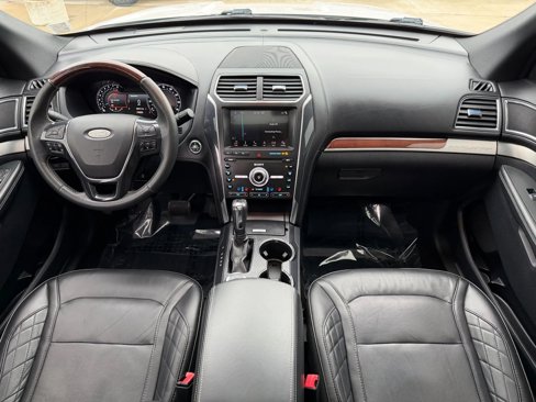 Used 2019 Ford Explorer Platinum image 17