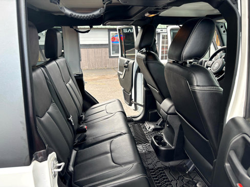 Used 2018 Jeep Wrangler Unlimited Rubicon w/ Connectivity Group image 10
