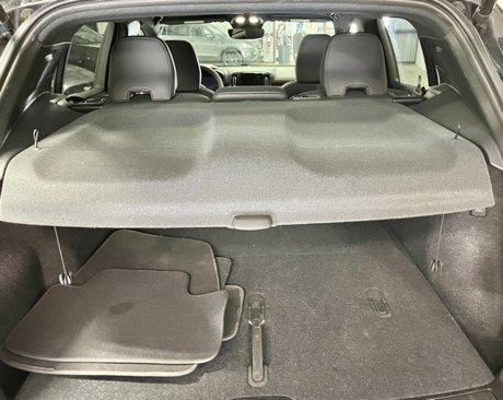Used 2025 Volvo XC40 B5 Plus image 5