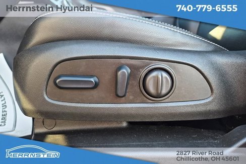 Used 2024 GMC Terrain SLT image 23