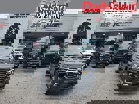 Used 2023 Chevrolet Traverse LT image 1