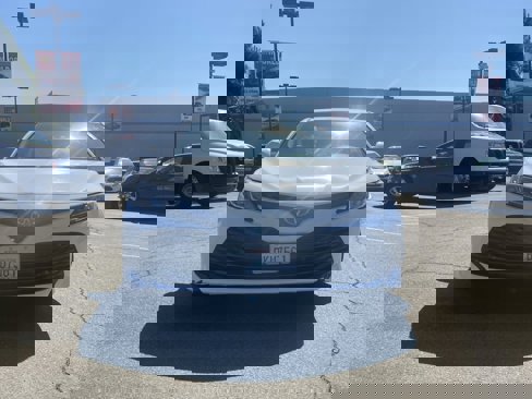 Used 2018 Toyota Camry LE image 2