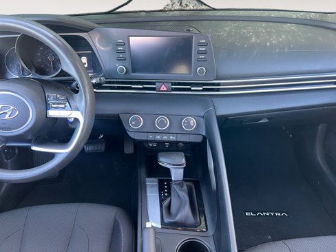 Used 2023 Hyundai Elantra SE w/ Preferred Accessory Package image 11