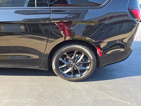 New 2026 Chrysler Pacifica Limited w/ S Appearance Package image 12