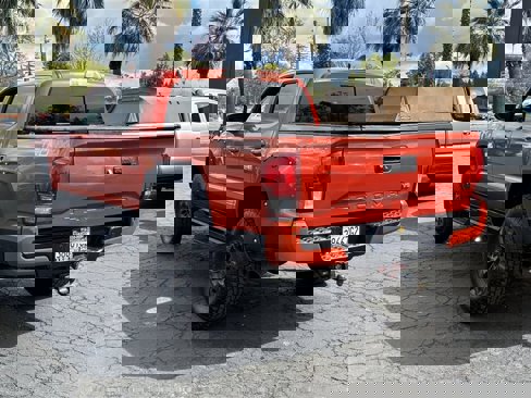 Used 2017 Toyota Tacoma TRD Off-Road image 4
