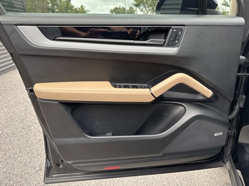 Certified 2024 Porsche Cayenne Coupe image 19