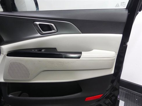 Used 2022 Kia Carnival LX image 19