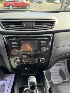 Used 2017 Nissan Rogue S image 17