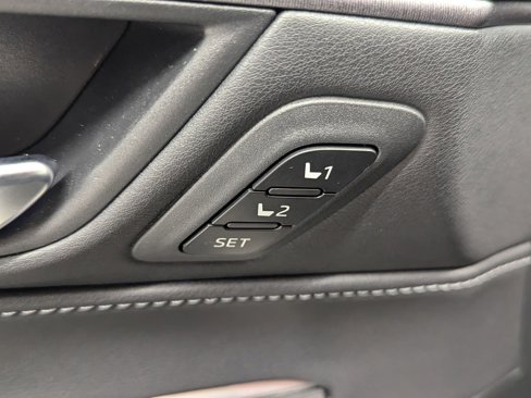 Used 2022 Toyota Venza XLE image 10