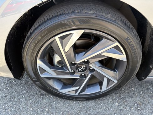 Used 2024 Hyundai Elantra Limited image 13