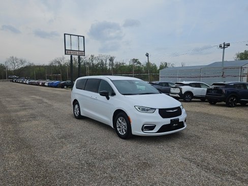 New 2025 Chrysler Pacifica Select w/ Uconnect Theater Family Group image 5