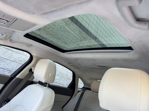 Used 2020 Jaguar XF Premium image 28