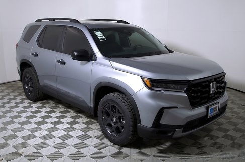 Certified 2025 Honda Pilot TrailSport image 6