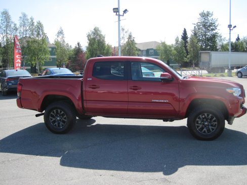 Used 2023 Toyota Tacoma SR5 w/ Technology Package image 3