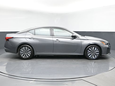 Used 2024 Nissan Altima 2.5 SV image 3