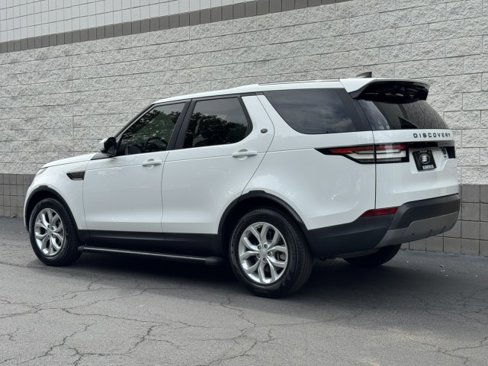 Used 2019 Land Rover Discovery SE image 2